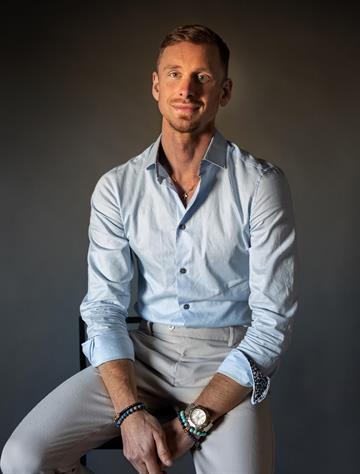 Christoffer Hallström, Real estate agent Svensk Fastighetsförmedling