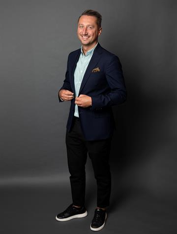 Emir Cosovic, Mäklare Svensk Fastighetsförmedling